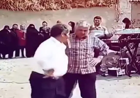آواز شاد؛ این دوتا آقا با اهنگ تولانا تولانا بپر بپر میان وسط گرد و خاک بپا میکنن 