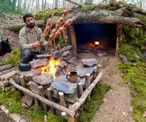 معماری خلاقانه؛ آقاهه با چوب یه کلبه واسه خودشو سگش ساخته که باید خوابیده بره توش