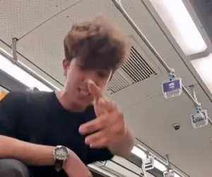 آواز مترویی؛ جسارت این پسرو هیشکی نداره وسط قطار جوری آهنگ خوند دست و پا میلرزه