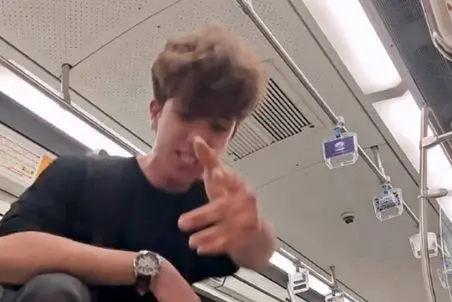 آواز مترویی؛ جسارت این پسرو هیشکی نداره وسط قطار جوری آهنگ خوند دست و پا میلرزه