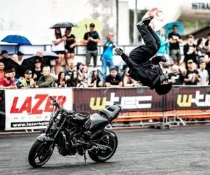 سقوط اکشن؛ موتورسوار وسط مسابقه تک چرخ زد داشت سُر میخورد کشیده شه رو آسفالت