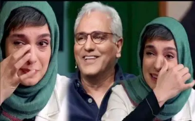 سکانس خندان/الیکا از کاریزمای مدیری میگه و صداشو نازک کرده و جلوش کوتاه اومده