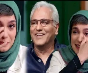 سکانس خندان/الیکا از کاریزمای مدیری میگه و صداشو نازک کرده و جلوش کوتاه اومده