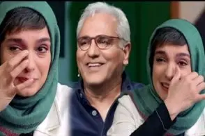 سکانس خندان/الیکا از کاریزمای مدیری میگه و صداشو نازک کرده و جلوش کوتاه اومده