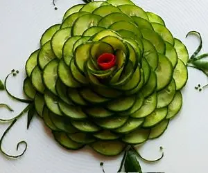 ایده های خلاقانه؛ تزئین خیار به شکل گل رز