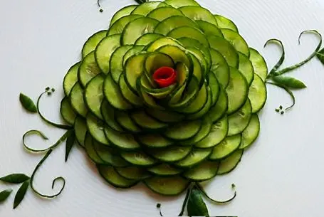 ایده های خلاقانه؛ تزئین خیار به شکل گل رز