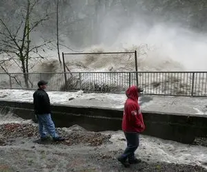 (ویدئو) بیمارستان راه زینب اهواز با یک باران در مسیر سیل ماند و زیر و رو شد