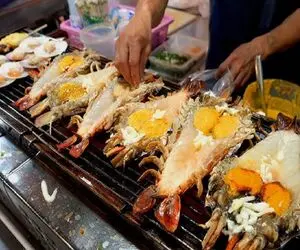غذای چندش؛ خرچنگ موذی رو از وسط برش داد سرخ کرد با زرده خام تخم مرغ سرو کرد