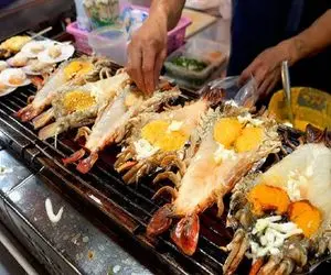 غذای چندش؛ خرچنگ موذی رو از وسط برش داد سرخ کرد با زرده خام تخم مرغ سرو کرد