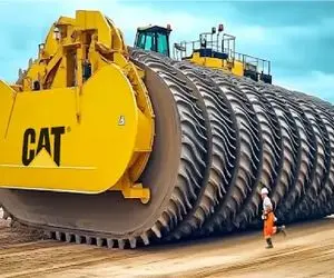 ابزارآلات غول پیکر؛ بیل مکانیکی برای صاف کردن جاده مهلک از کلوخ غول مرحله آخر شد