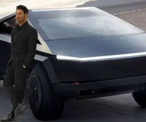 (عکس) محمد رضا گلزار و خودروی تسلایش در آمریکا