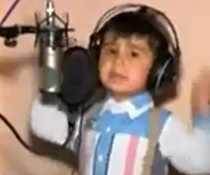 آواز اصیل؛ این کوچولو کلهم اجمعین دو سالشه جوری هیجانی آهنگ میخونه تو استودیو وای خدا