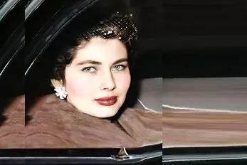 سفر به ایام قدیم سال 1332 /  گردش ثریا پهلوی تو کوچه خیابون های رودهن 