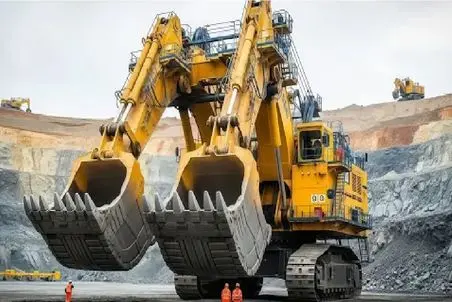 ابزارآلات غول پیکر؛ بیل مکانیکی دو چنگکه و اره زنجیری نصب کرد ریشه‌ها رو جابه‌جا کنه