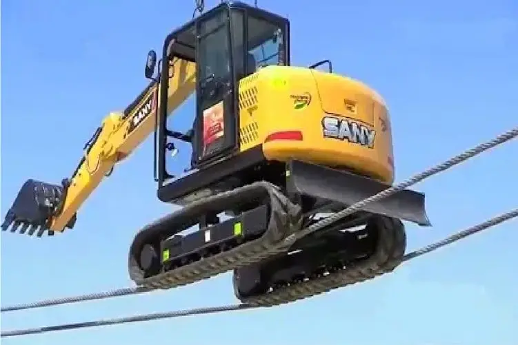 ابزارآلات غول پیکر؛ بیل مکانیکی با بند زندگیش بند بازی میکنه