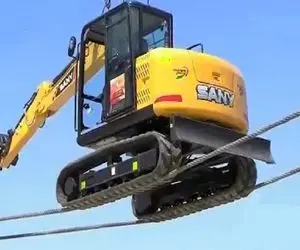 ابزارآلات غول پیکر؛ بیل مکانیکی با بند زندگیش بند بازی میکنه