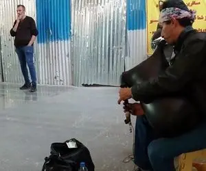 آواز خیابانی؛ ببینید آقای جنوبی چه ریتمیک با نی انبان آهنگ بندری میزنه فقط شادی مردم!