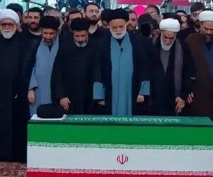 فردی که با چهره پوشیده در مراسم تشییع رهبر شرکت کرد، کیست؟