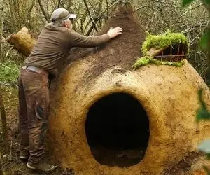 معماری خلاقانه؛ آقاهه تو جنگل با گل و چوب 2 روزه یه کلبه گرد ساخته