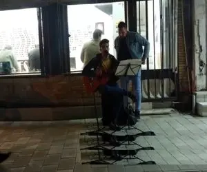 آواز خیابانی؛ ببینید آهنگ دو پنجره رو چه باحس میخونن احساس مردم جریحه دار شد!