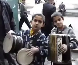 آواز خیابانی؛ ببیند بچه های کار دوقلو چه دلنشین تنبک و آکاردئون میزنن فقط نگاهشون