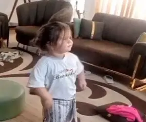 آواز شاد؛ نیم اینچ دختر بچه گردالی ببینید چطوری خوشگل میرقصه و دلبری میکنه