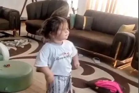 آواز شاد؛ نیم اینچ دختر بچه گردالی ببینید چطوری خوشگل میرقصه و دلبری میکنه