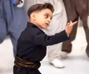 آواز اصیل؛ پسر نیم وجبی با اون لباسش چه محفل رو گرم کرده و رقص محلی و بپر بپر میکنه 