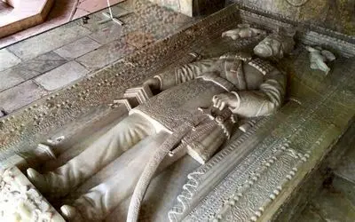 رازهای قجری؛ ماجرای سنگ قبر ناصرالدین شاه و راز و رمز این سنگ گرانبها