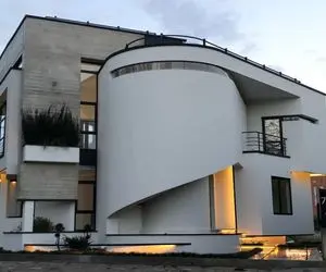 ویلای حیات کانسپتی مناسب برای جنگل/ بنایی درون گرا و ملهم از هندسه استوانه