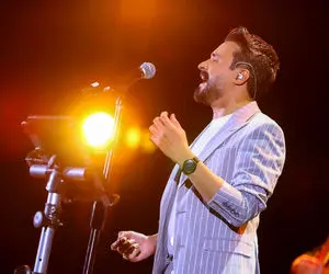 آواز عاشقانه؛ راغب با آهنگ دیگه عاشق شدن فایده نداره چه غوغایی تو سالن بپا کرده 