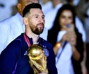 (عکس) مسی جان سالم به در برد؛ حادثه در جشن قهرمانی آرژانتین!