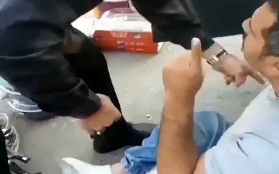 (ویدیو) درگیری مامور شهرداری دزفول با دستفروش معلول