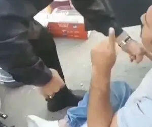 (ویدیو) درگیری مامور شهرداری دزفول با دستفروش معلول