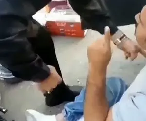 (ویدیو) درگیری مامور شهرداری دزفول با دستفروش معلول