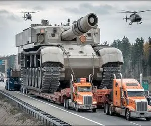 جابه جایی پر مخاطره؛ حمل تانک غول پیکر 1000تنی با دو کامیون طویل