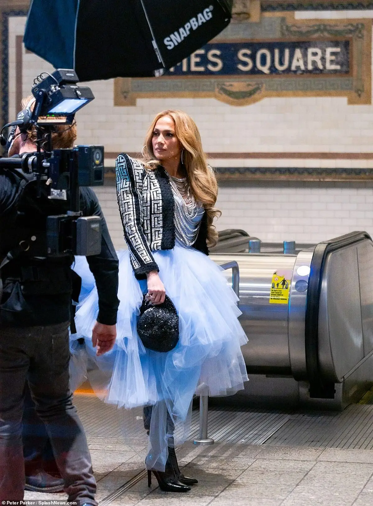 37418546-9099661-Big_city_pretty_J_Lo_popped_her_dramatic_couture_jacket_back_on_-m-86_1609351794241