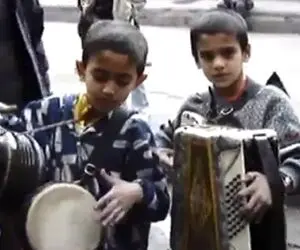 آواز جیگرسوز؛ برادرهای دوقلو کودک کار چه با اشک با آهنگ زدن پرسه میزنن تو خیابونا