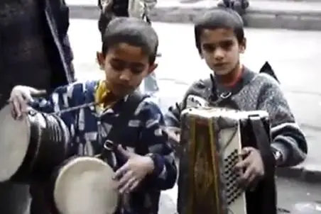 آواز جیگرسوز؛ برادرهای دوقلو کودک کار چه با اشک با آهنگ زدن پرسه میزنن تو خیابونا