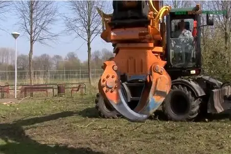 ابزارآلات غول پیکر؛ اپراتور بیل مکانیکی چنگک همه کار نصبید بکنه بره