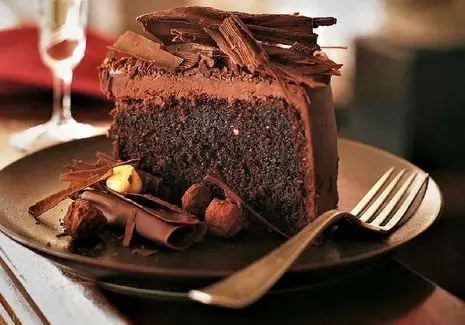 آموزش آشپزی؛ طرز تهیه کیک شکلاتی کافی شاپی با سس شکلات