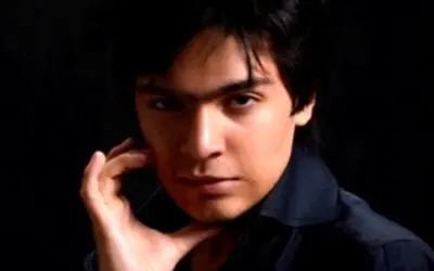 آواز جگرسوز؛ پسر ایرج قادری خوابیده و دراز کش سرمزار پدرش اشک میریزه