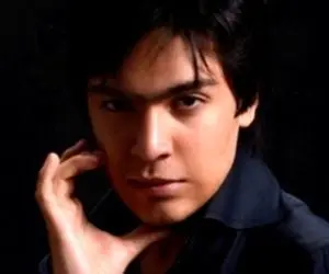 آواز جگرسوز؛ پسر ایرج قادری خوابیده و دراز کش سرمزار پدرش اشک میریزه