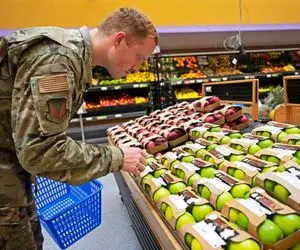 ادوات معاند؛ ارتش امریکا اینگونه سربازانش را سیر می‌کند امکانات هتل در قلب بیابان!