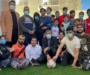 (عکس) همبازی شدنِ احمدی‌نژاد با نوجوانان بی‌سرپرست