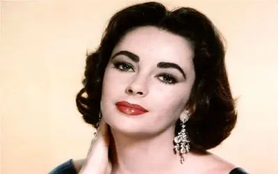 سفر به ایران قدیم سال 1354؛ عکس یادگاری الیزابت تیلور ستاره هالیوود در تخت جمشید