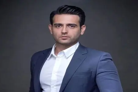 آواز احساسی؛ امیرحسین آرمان چه عروسی لاکچری گرفته چه دم و تشکیلاتی آهنگ پلی شده عالیه