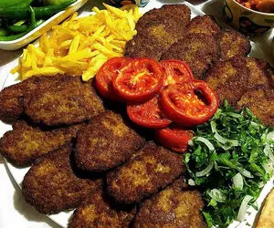 طرز تهیه کتلت گوشت لذیذ و خوشمزه + ترفند های وا نرفتن آن