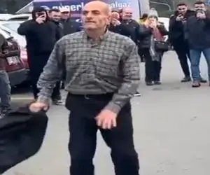 آواز خیابانی؛ پیرمرده همسناش نمیتونن راه برن ولی این یکی داره تو خیابون ویبره میزنه