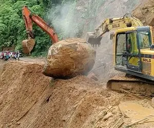 ابزارآلات غول پیکر؛ بیل مکانیکی غول  پیکر درحال جابه جا کردن کوه‌های عظیم